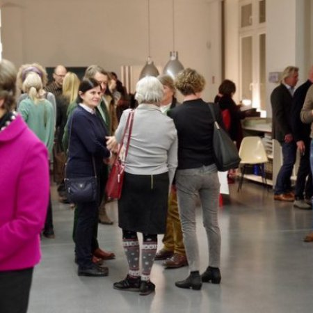  | TITLE: Viele Interessierte sind zur Eröffnung gekommen. | 
                        