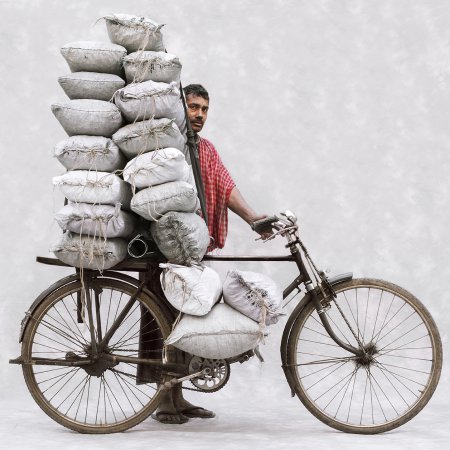 | TITLE: Anja Bohnhof: Bahak – Lastenträger |