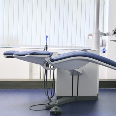  | TITLE: Unsere Behandlungseinheit mit modernster Technik | 
                        